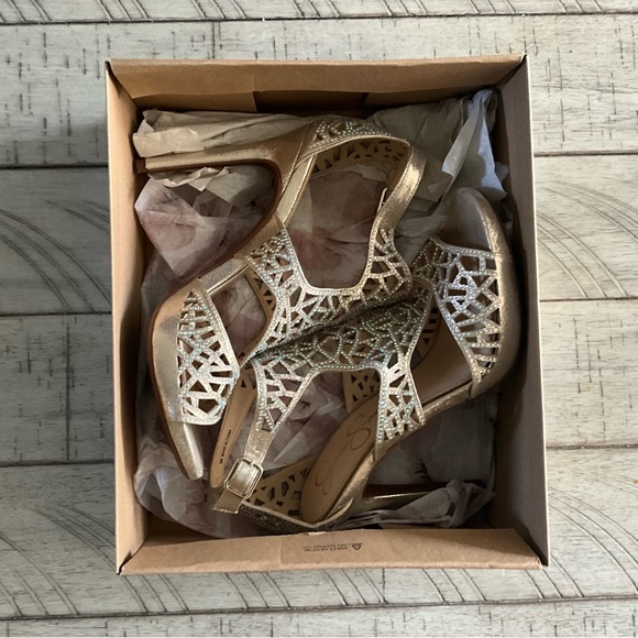 ♥️Elegant Silver Heeled Sandals - Picture 5 of 7